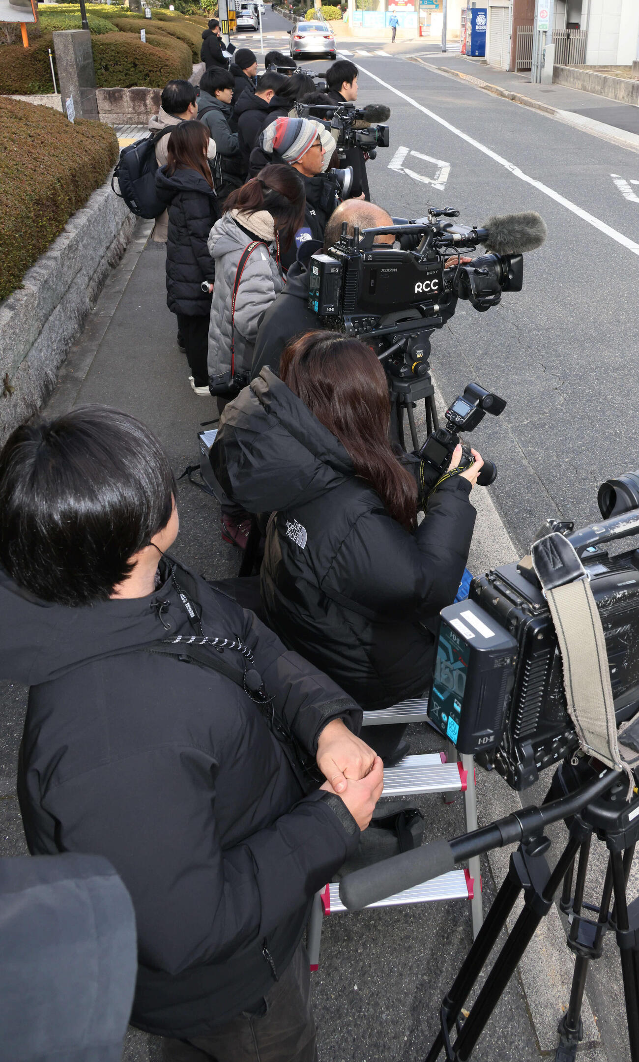 送検される羽月隆太郎容疑者を取材するため集まった報道陣（撮影・加藤孝規）