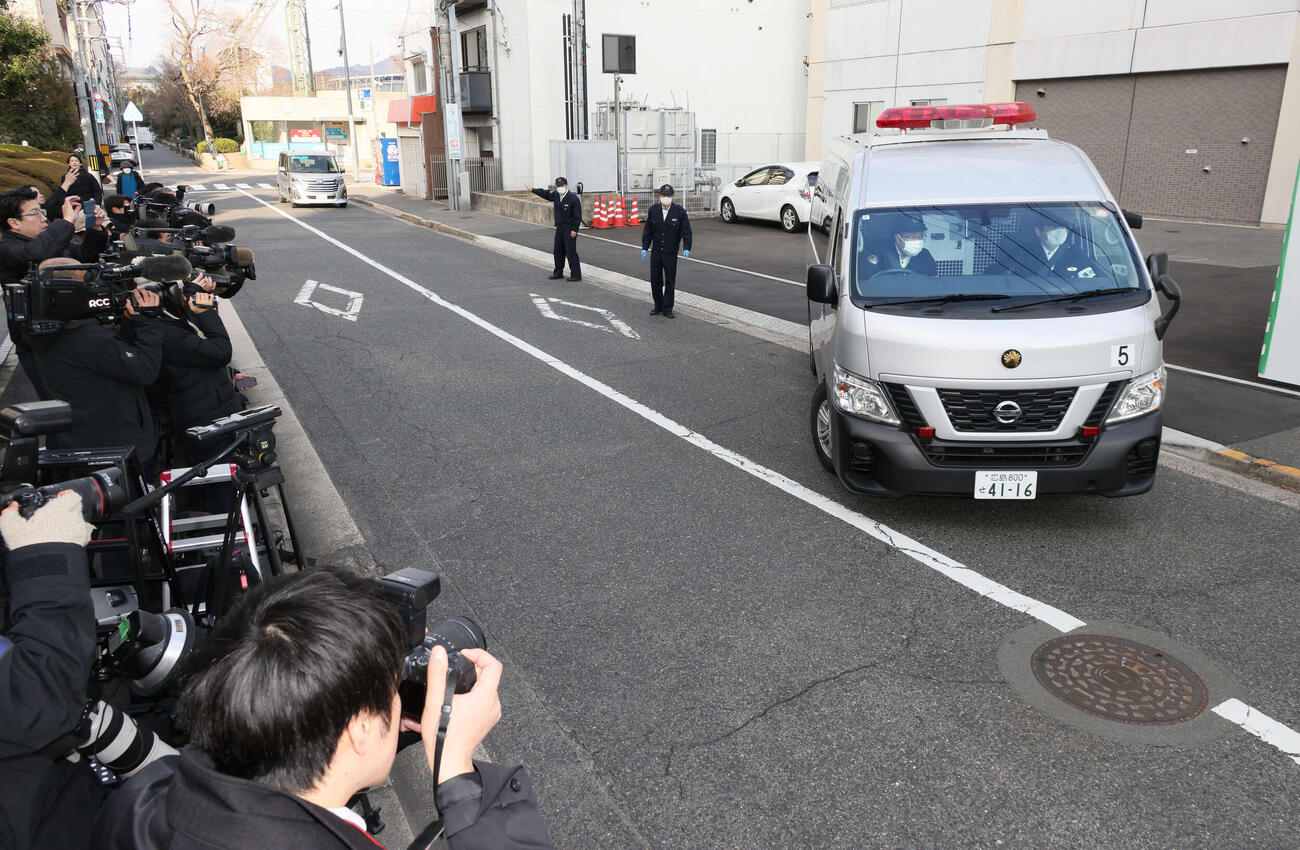 広島県警本部別館を出る送検される羽月隆太郎容疑者を乗せたとみられる車両（撮影・加藤孝規）