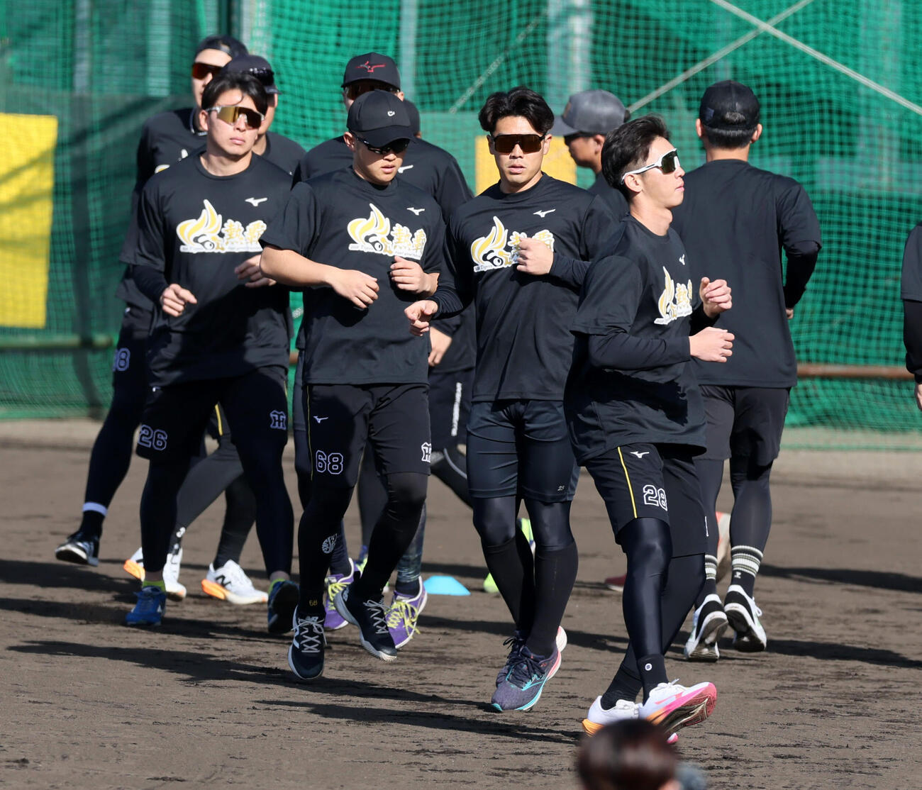沖縄合同自主トレ初日、阪神ナインは「熱覇」とプリントされたTシャツでウオーミングアップ開始（撮影・加藤哉）