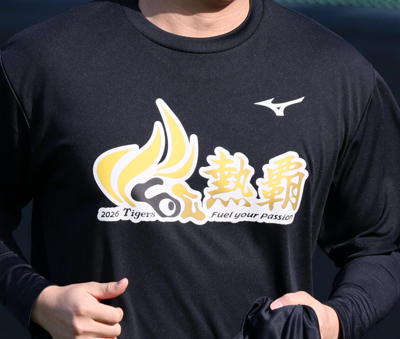 沖縄合同自主トレ初日、阪神ナインは「熱覇」とプリントされたTシャツでウオーミングアップ開始（撮影・加藤哉）