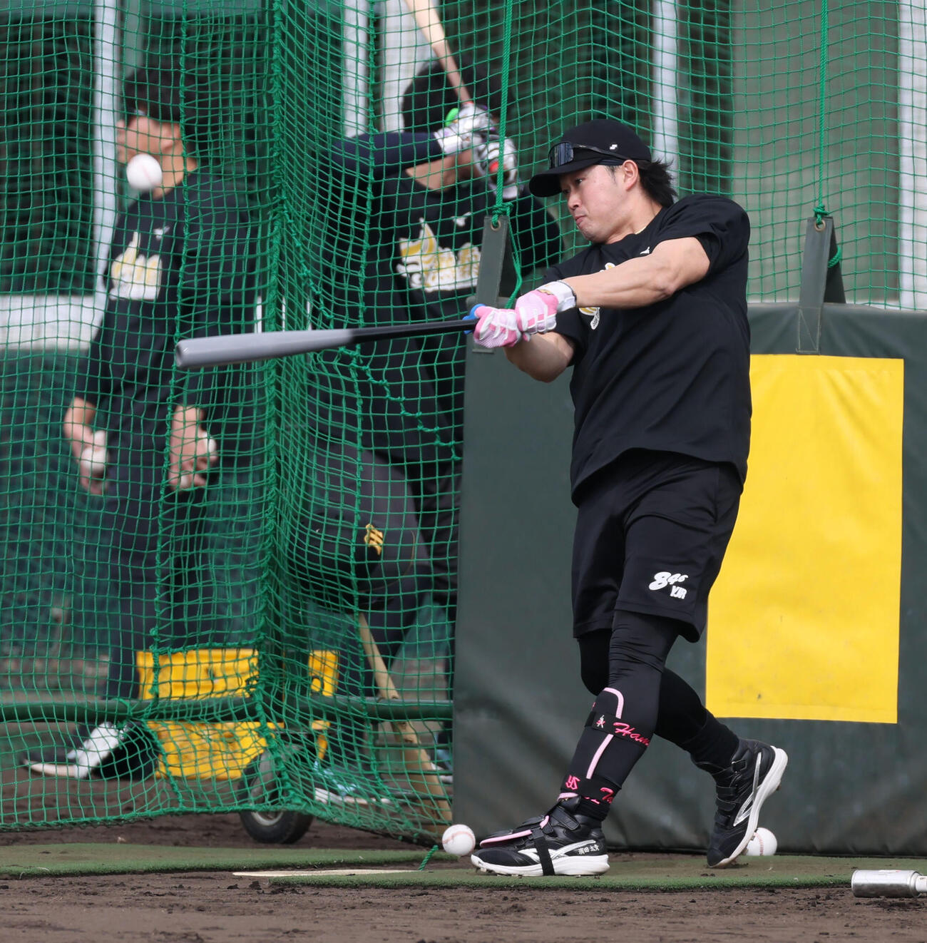 沖縄合同自主トレ初日、打撃練習で「宜野座1号」の柵越え弾を放った阪神浜田（撮影・加藤哉）