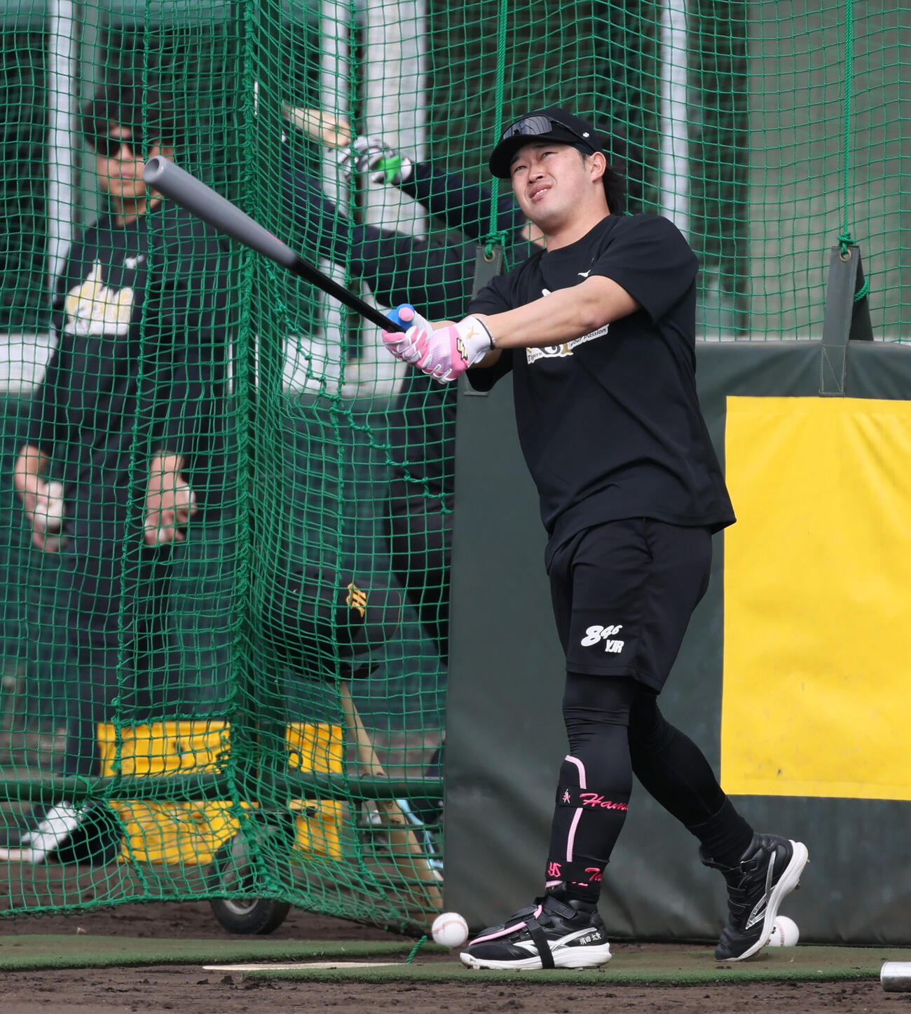 沖縄合同自主トレ初日、打撃練習で「宜野座1号」の柵越え弾を放った阪神浜田（撮影・加藤哉）
