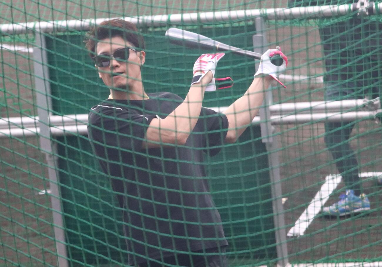 打撃練習の前に右打ちの素振りをする日本ハム西川（撮影・永野高輔）