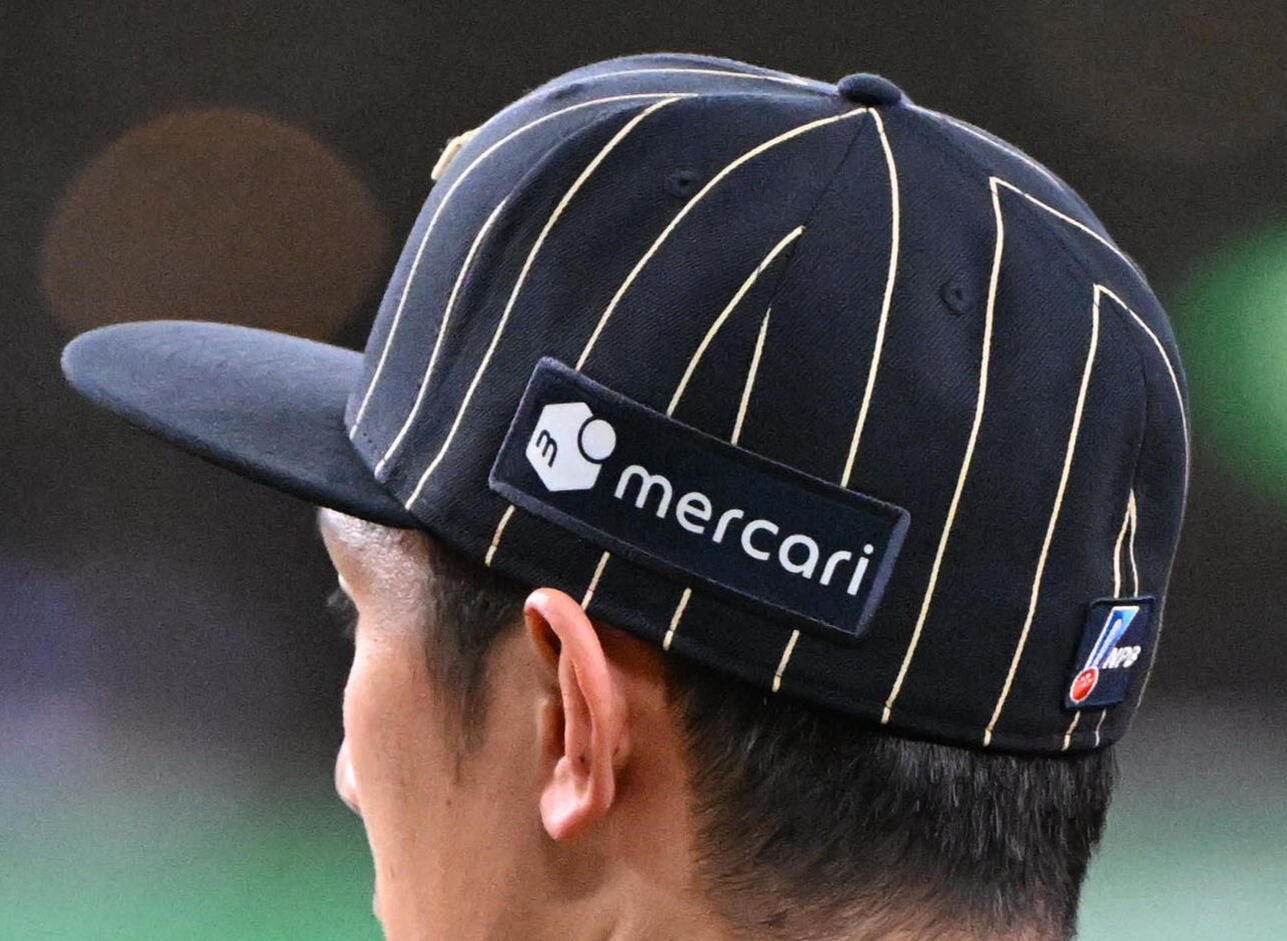 オリックスの帽子に付けられた「mercari」のロゴ（25年4月29日撮影）