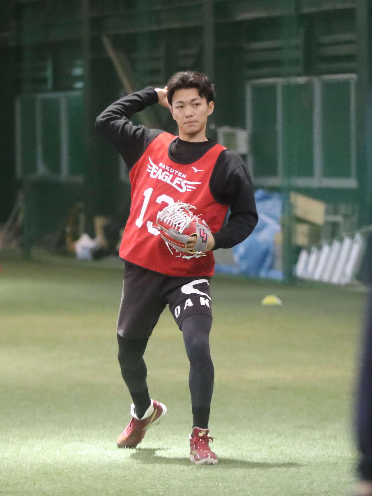 新人合同自主トレにてキャッチボールをする楽天のドラフト1位藤原（撮影・高橋香奈）