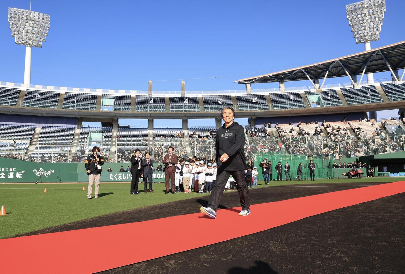 24年2月、巨人宮崎春季キャンプ　臨時コーチとしてレッドカーペットが敷かれたサンマリンスタジアムに入る松井秀喜氏