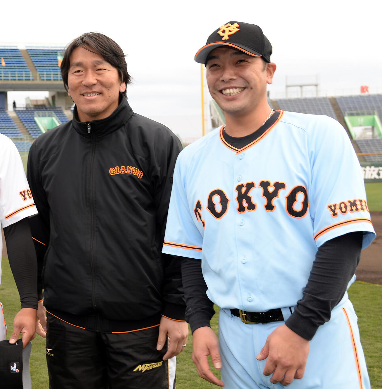 16年2月、巨人春季キャンプで臨時コーチを務めた松井秀喜氏（左）と現役当時の阿部監督