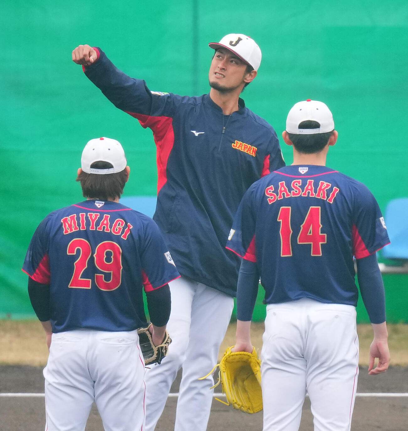 ダルビッシュ（中央）は宮城（手前左）、佐々木らと投内連係を行う（2023年2月撮影）