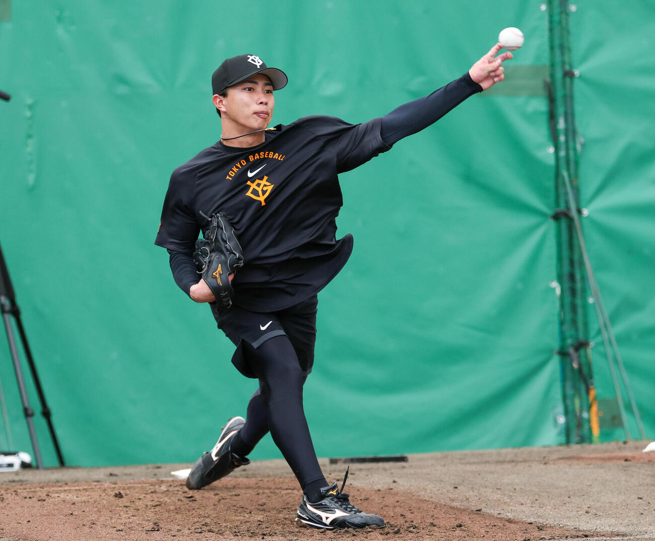 合同自主トレでブルペンに上がる巨人山城（撮影・増田悦実）