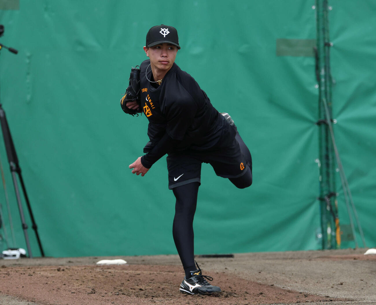 合同自主トレでブルペンに上がる巨人山城（撮影・増田悦実）