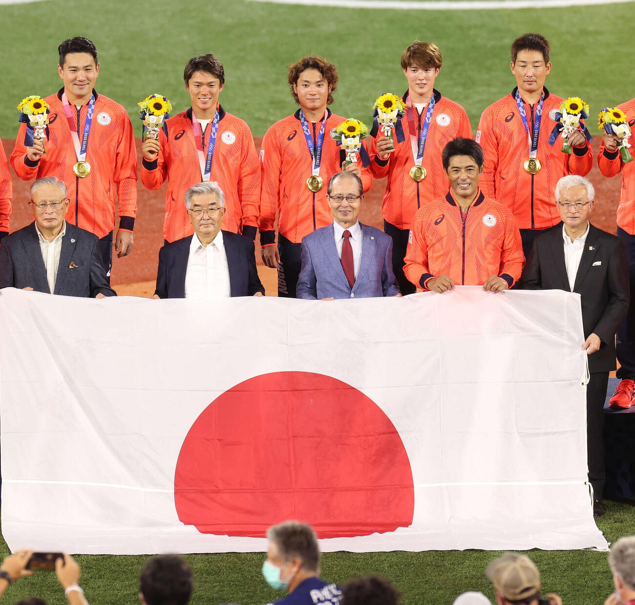 2021年8月、東京五輪で金メダルを獲得し、侍ジャパンのメンバーらと記念撮影に納まる稲葉篤紀監督（前列右から二人目）