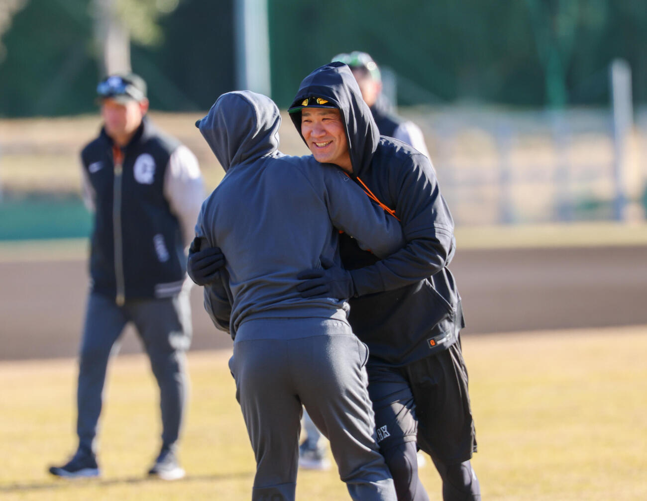 合同自主トレ前、山崎（左）に襲いかかる巨人田中将（撮影・増田悦実）
