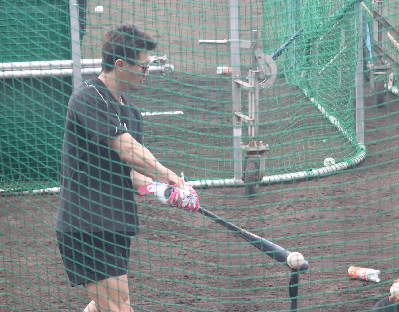 打撃練習する日本ハム西川（撮影・永野高輔）