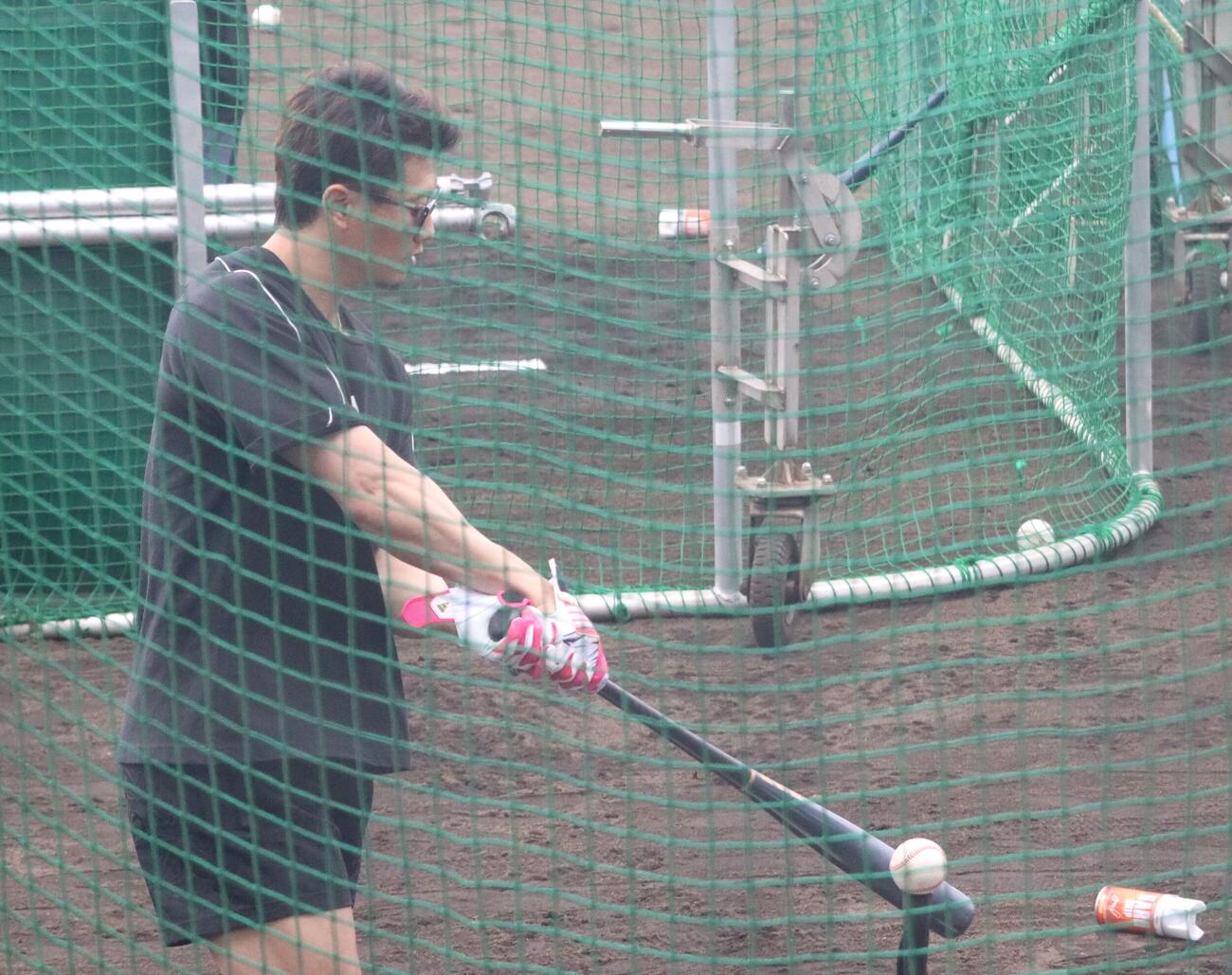 打撃練習する日本ハム西川（撮影・永野高輔）