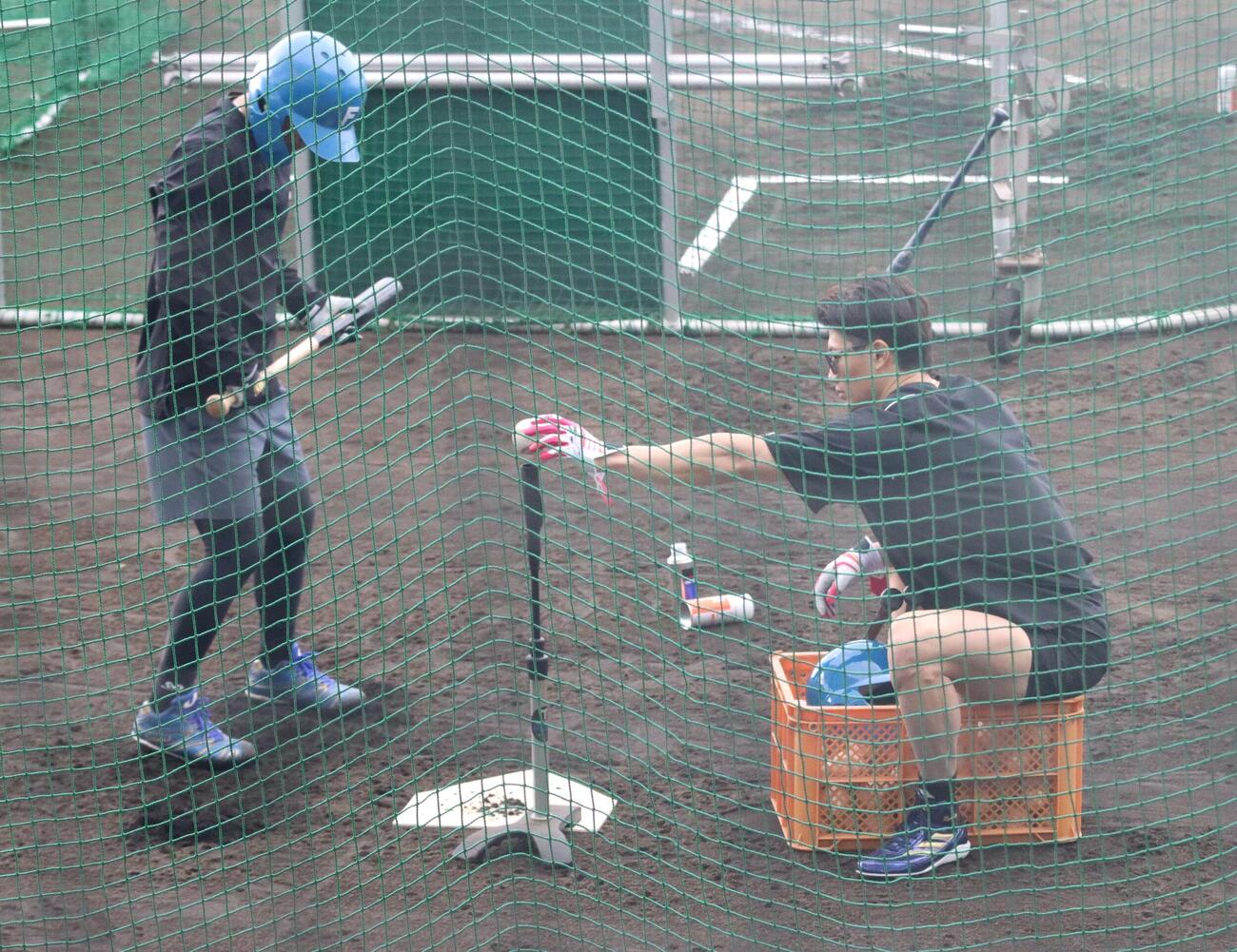 上川畑のティー打撃を手伝う日本ハム西川（撮影・永野高輔）
