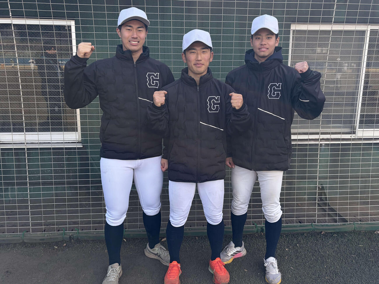 昨年の高校日本代表で一緒に戦った（左から）下重、坂本、西村がともに中大に入学を決め、ガッツポーズをみせる（撮影・保坂淑子）