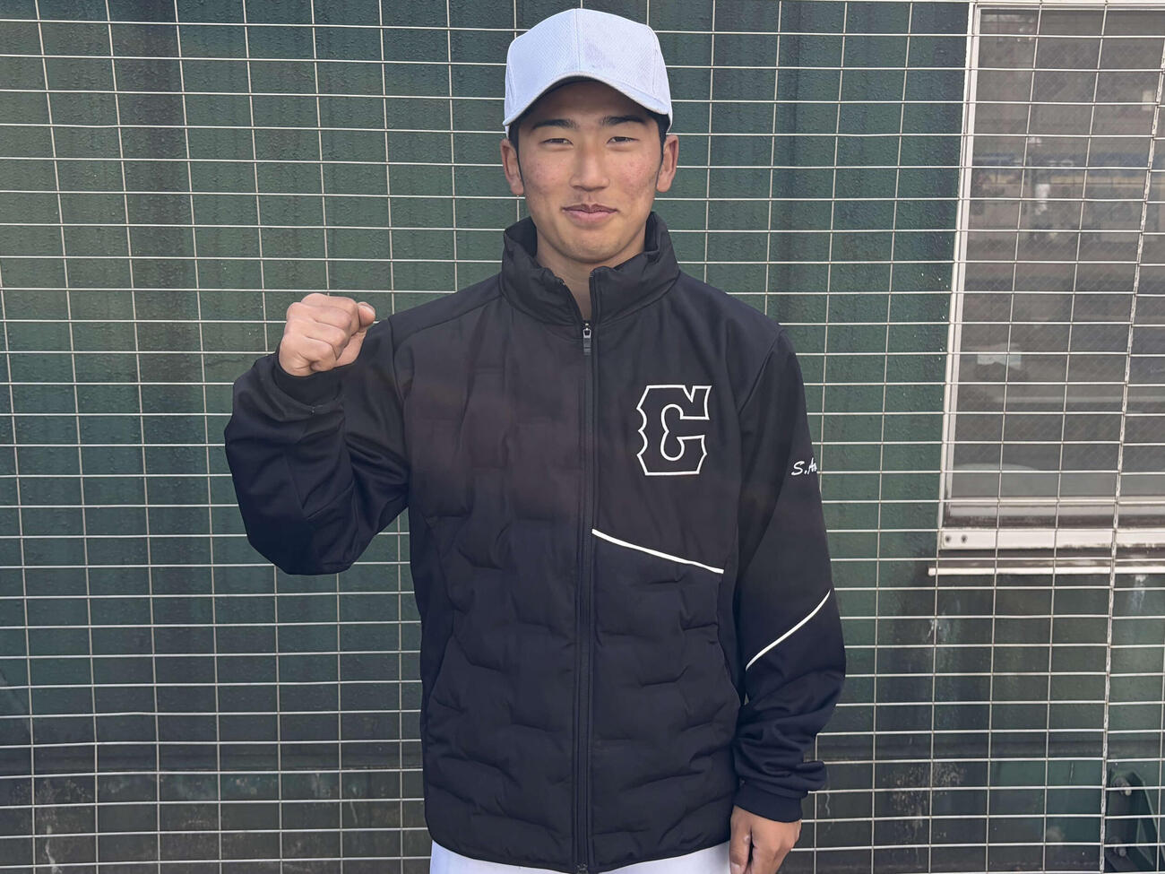 練習を公開し、これからの大学野球にガッツポーズをみせる中大の坂本（撮影・保坂淑子）