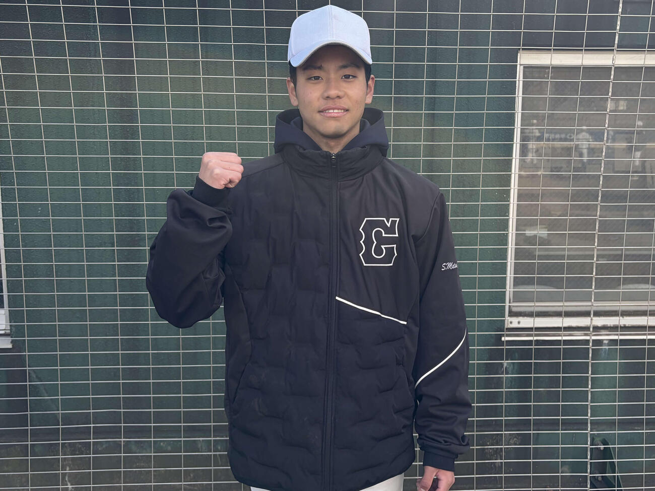 練習を公開し、これからの大学野球にガッツポーズをみせる中大の西村（撮影・保坂淑子）