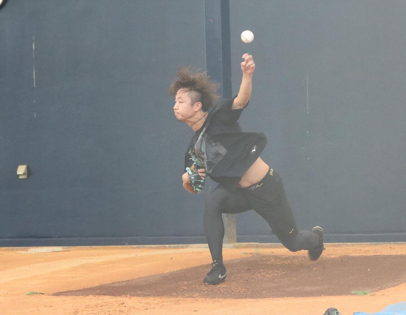 ブルペン投球をする日本ハム島本（撮影・永野高輔）