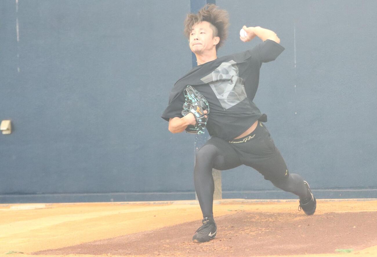 ブルペン投球をする日本ハム島本（撮影・永野高輔）