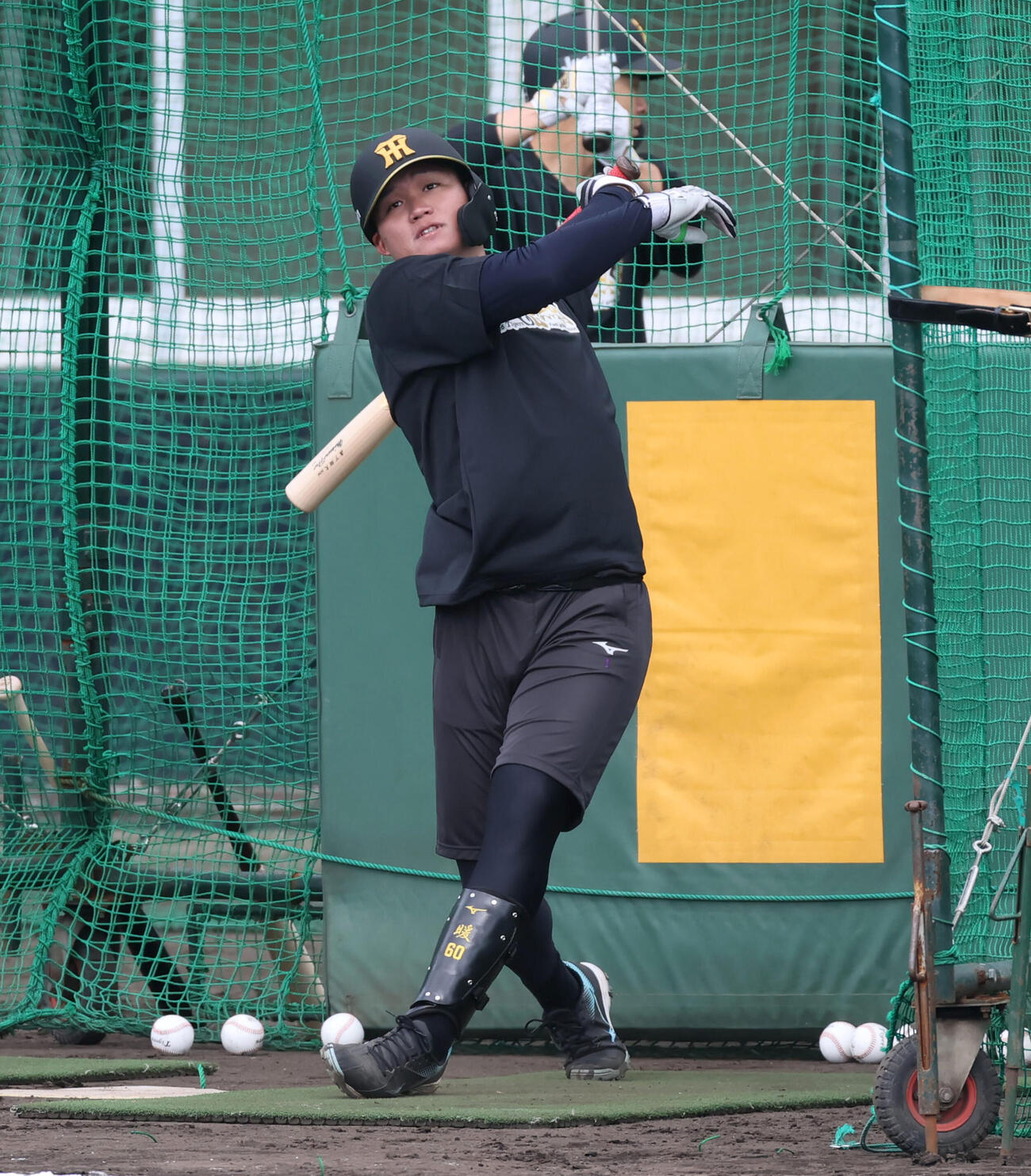 沖縄合同自主トレ初日、打撃練習を行う阪神森下（撮影・加藤哉）