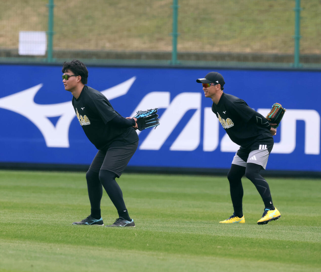 沖縄合同自主トレ初日、打撃練習中の打球捕で中堅に入った阪神森下（左）は近本と並んで前傾姿勢をとる（撮影・加藤哉）