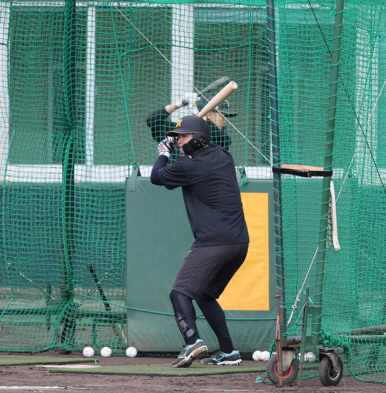 沖縄合同自主トレ初日、打撃練習で打球を打ちに行くときノーステップの阪神森下（撮影・加藤哉）