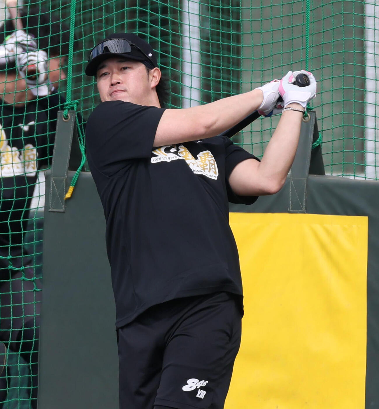 沖縄合同自主トレ初日、打撃練習で「宜野座1号」の柵越え弾を放った阪神浜田（撮影・加藤哉）