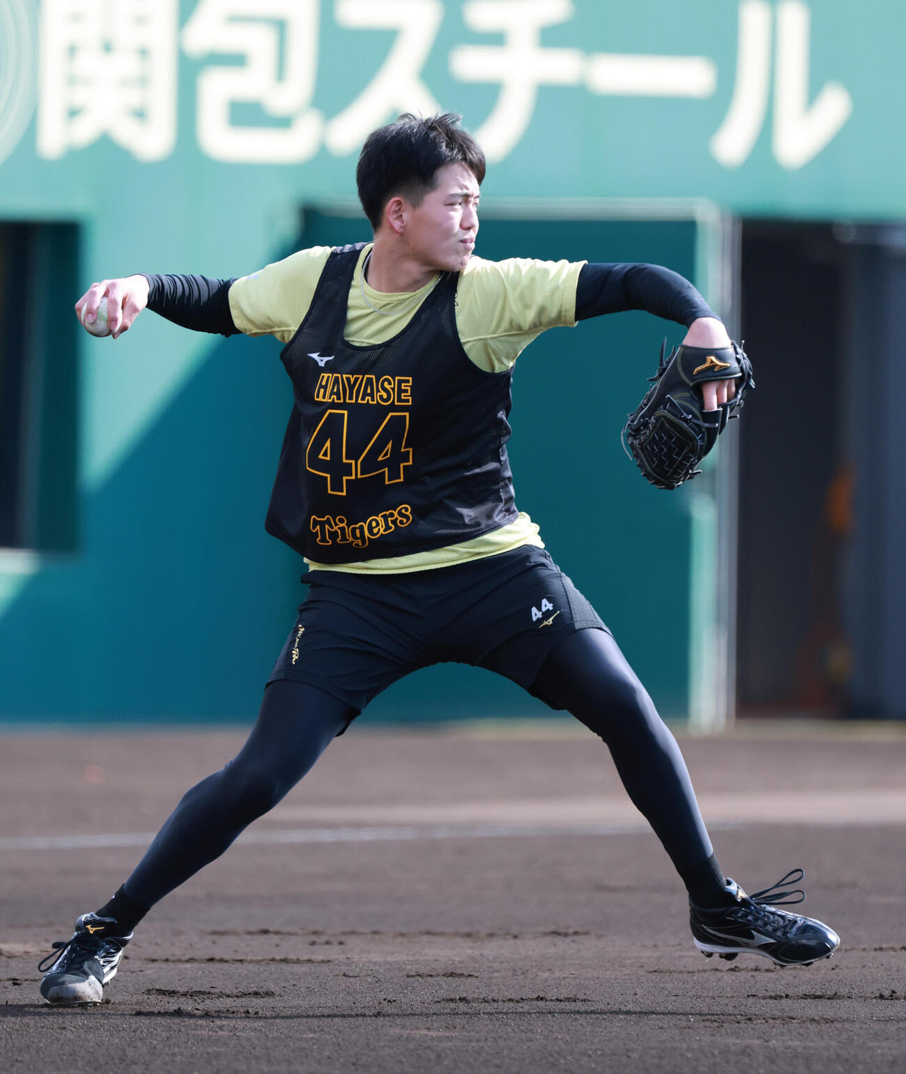 投内連係プレーの練習をする阪神早瀬（撮影・上田博志）