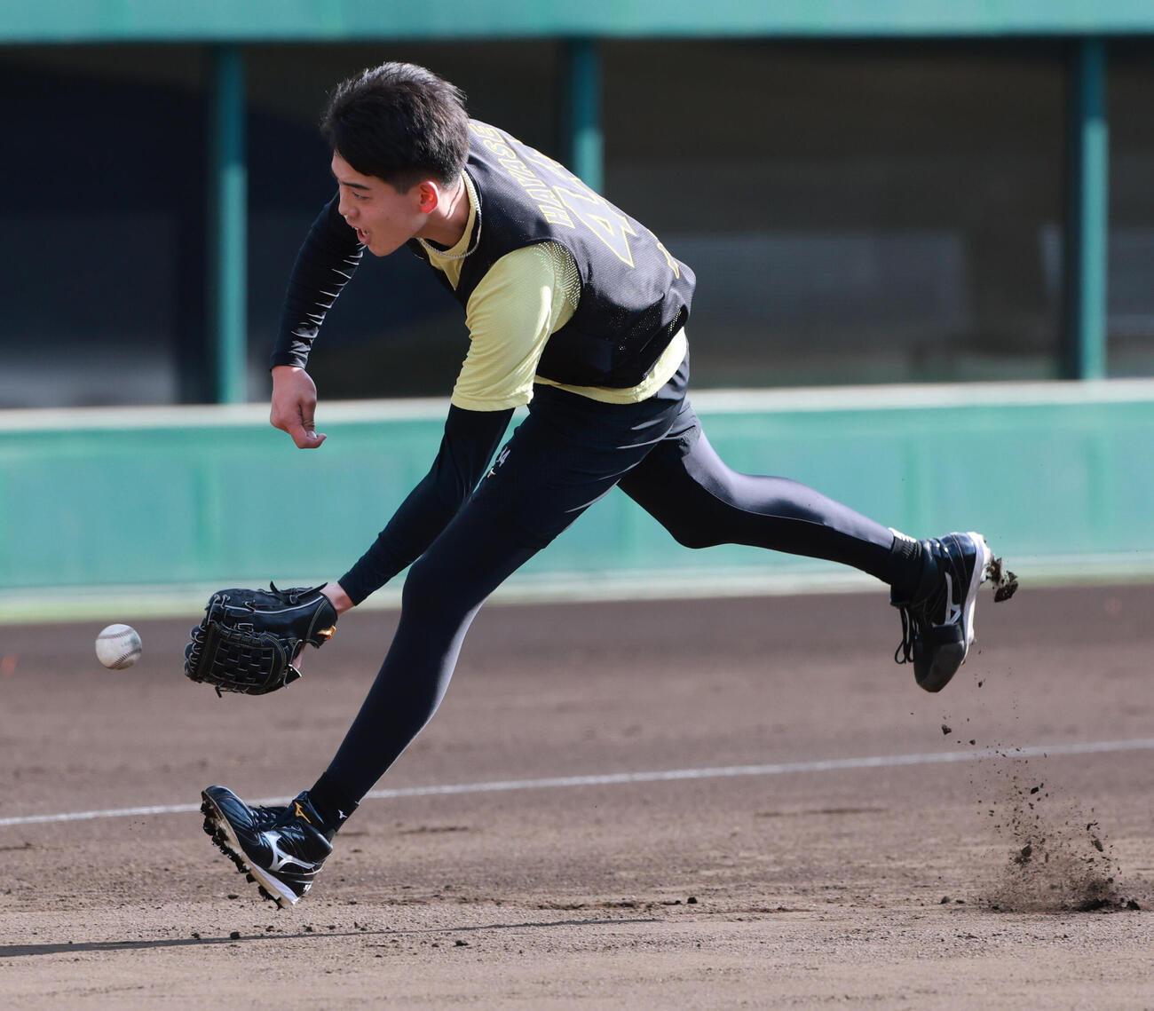 投内連係プレーの練習をする阪神早瀬（撮影・上田博志）