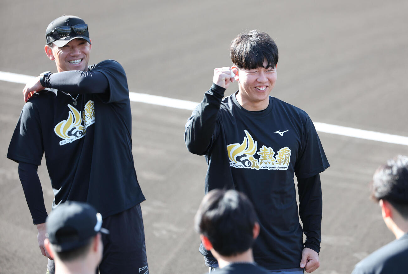 アップ前に声出しを行う阪神畠。左は伊藤将（撮影・西尾就之）
