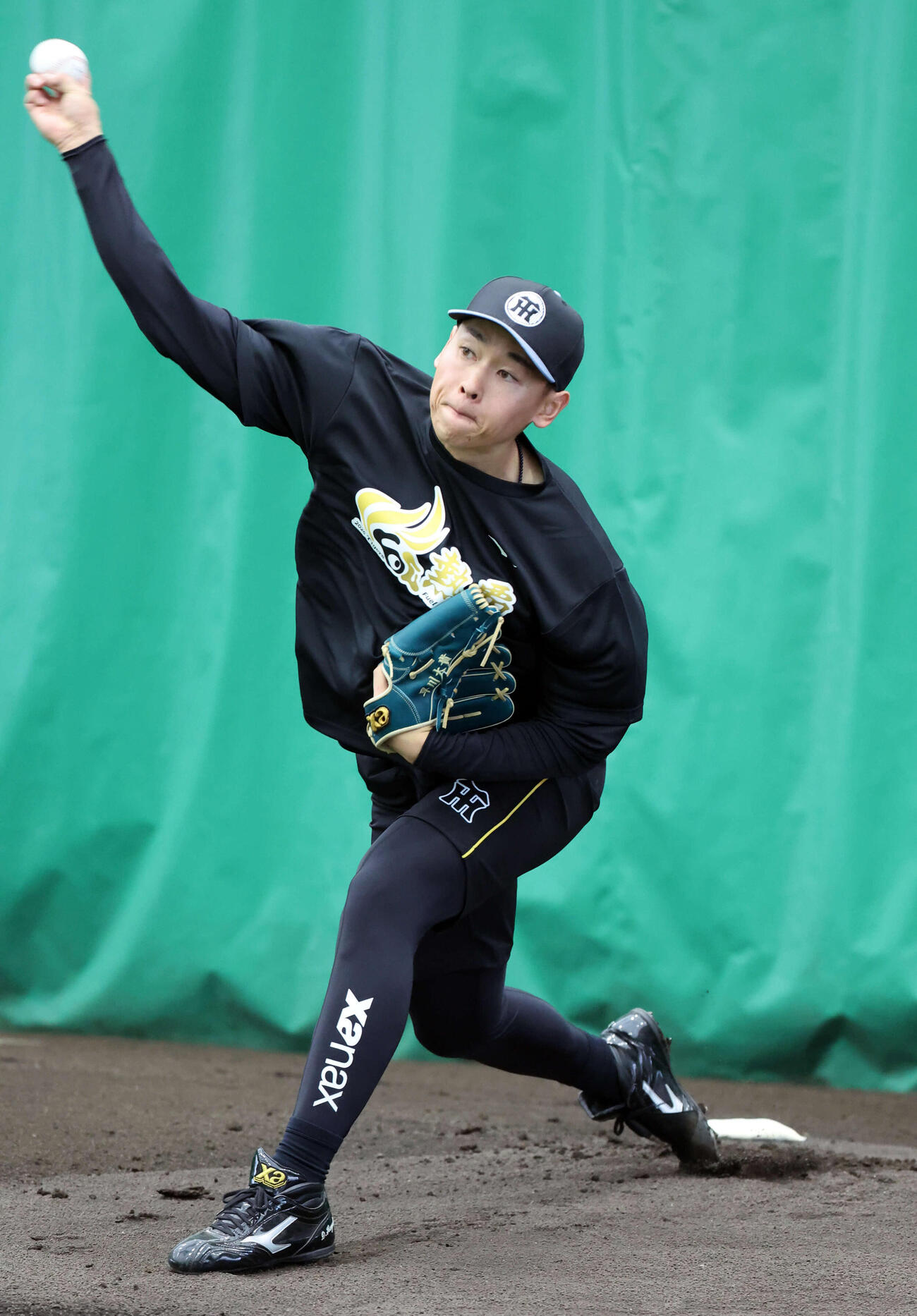 ブルペンで投げ込む阪神早川（撮影・西尾就之）