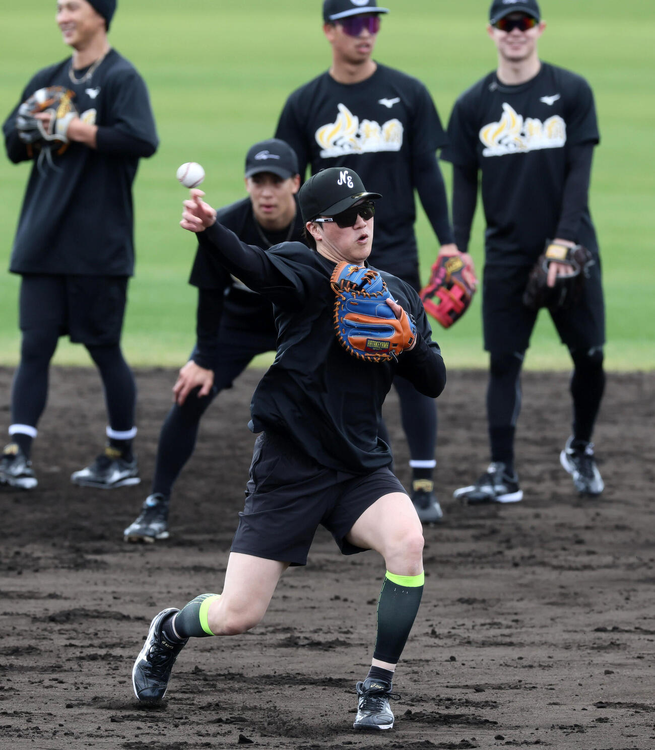 沖縄合同自主トレ初日、ナインとともに内野でノックを受ける阪神伏見（撮影・加藤哉）