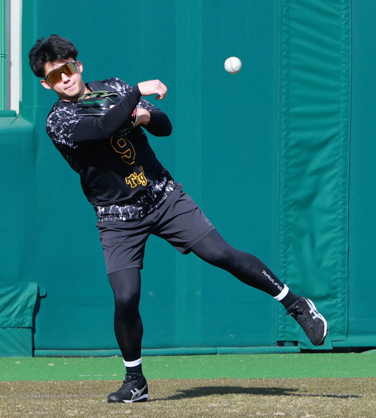 右足を踏ん張ってキャッチボールをする阪神立石（撮影・上田博志）
