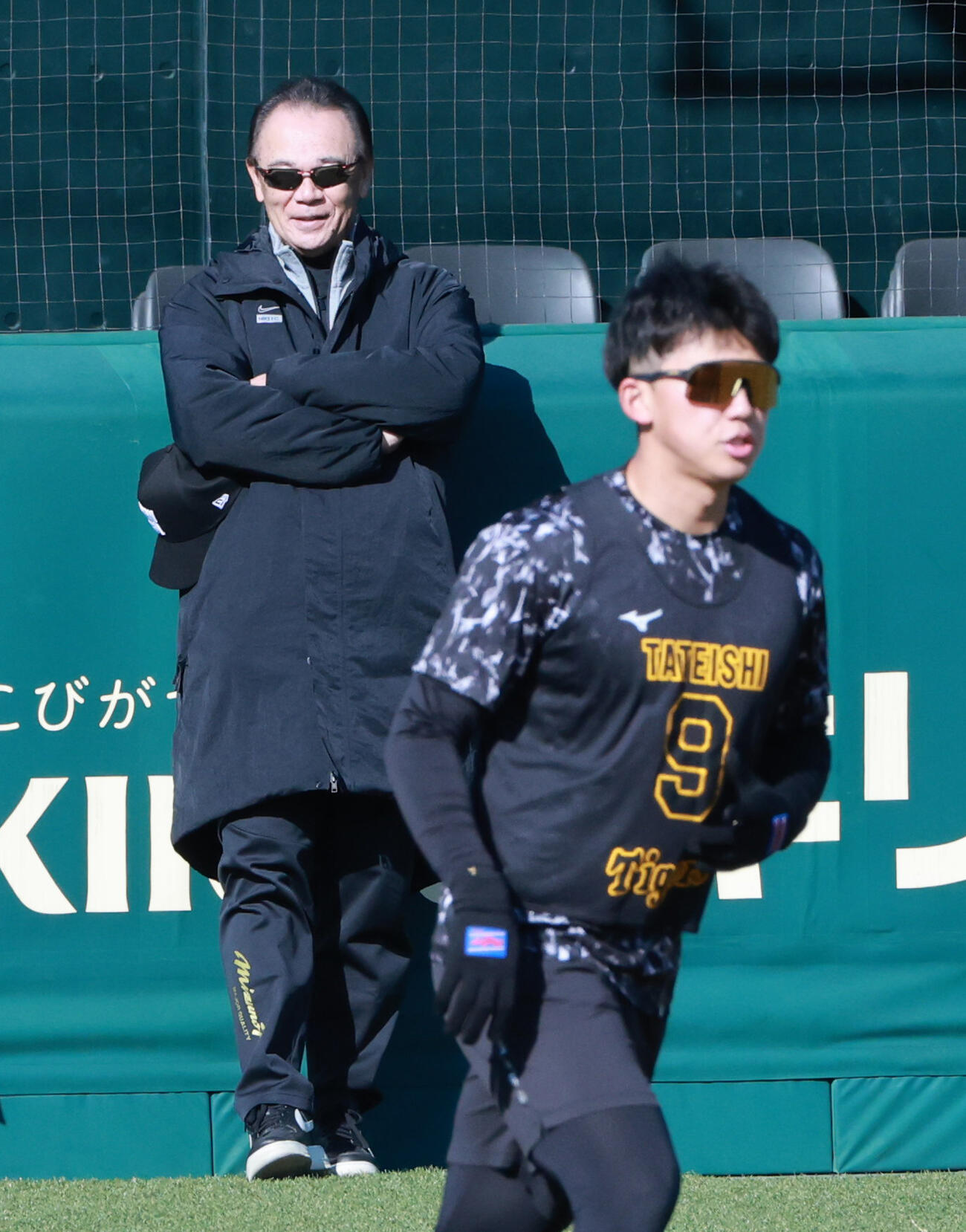 阪神立石（右）の自主トレを笑顔で見守る和田ヘッドコーチ（撮影・上田博志）