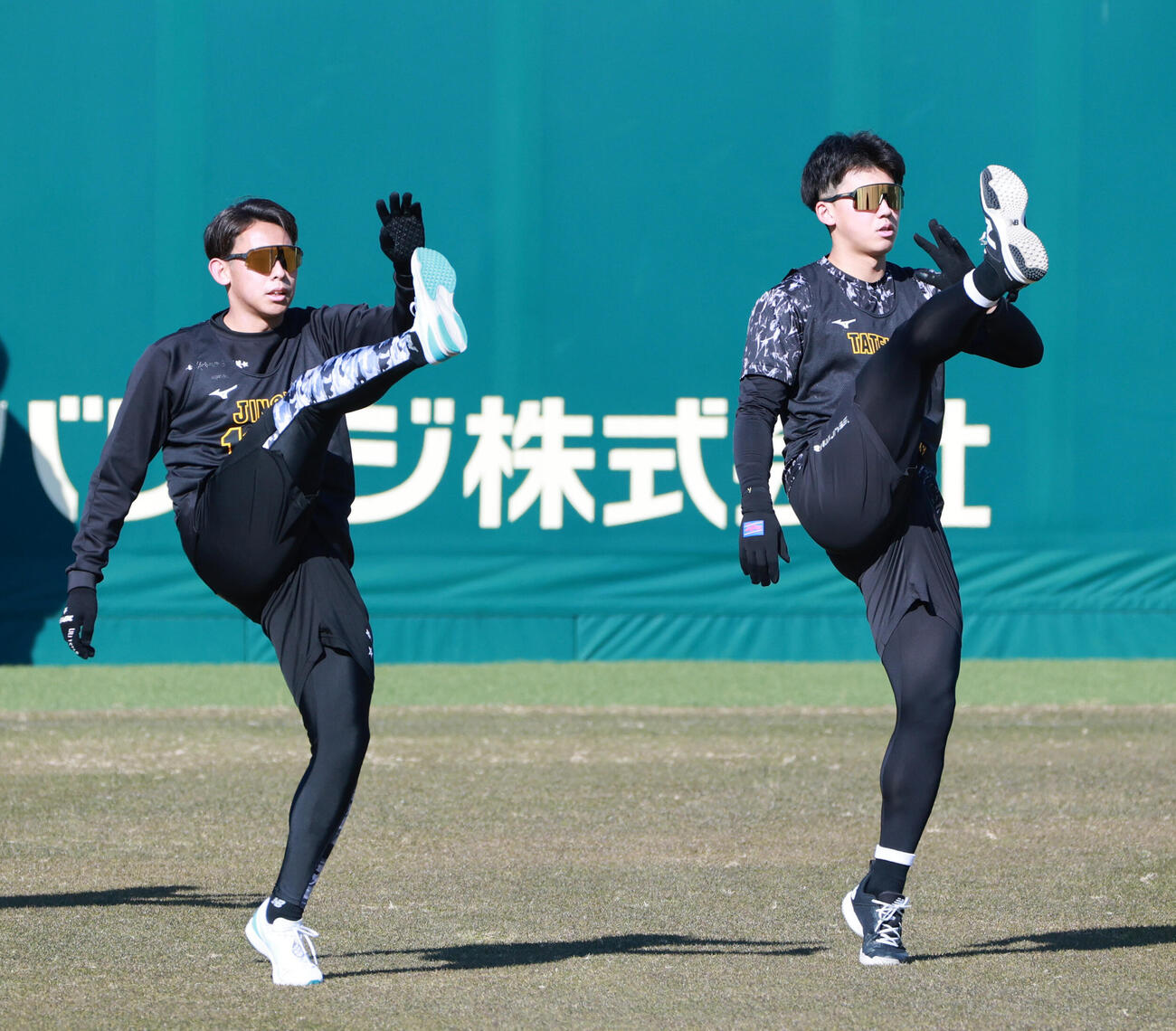 ウオーミングアップをする阪神立石（右）と神宮（撮影・上田博志）