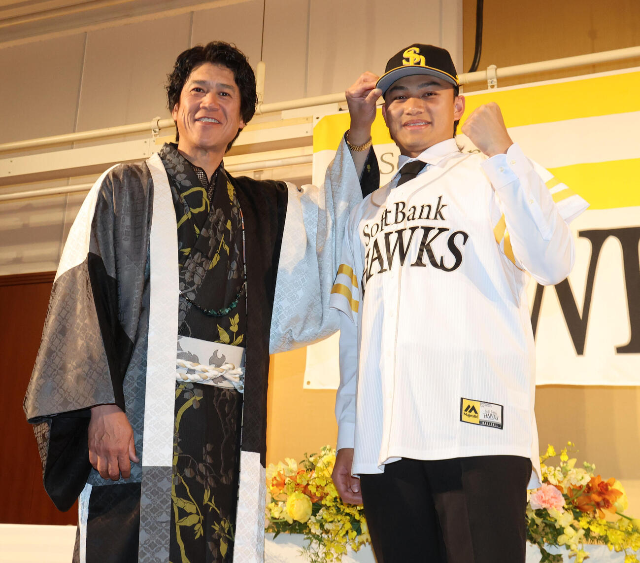 会見を終えユニホームを着用したソフトバンク徐若熙（シュー・ルオシー）は城島CBOと記念撮影に納まる（撮影・梅根麻紀）