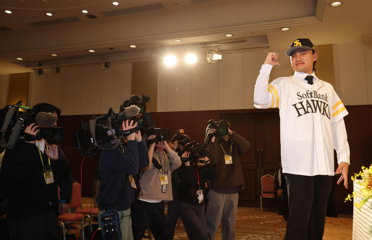会見を終えユニホームを着用したソフトバンク徐若熙（シュー・ルオシー）（撮影・梅根麻紀）