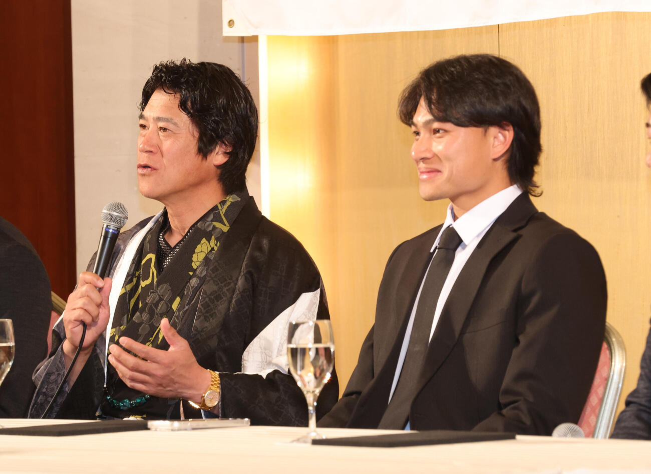 新入団のソフトバンク徐若熙（シュー・ルオシー）の印象について話をする城島CBO（撮影・梅根麻紀）