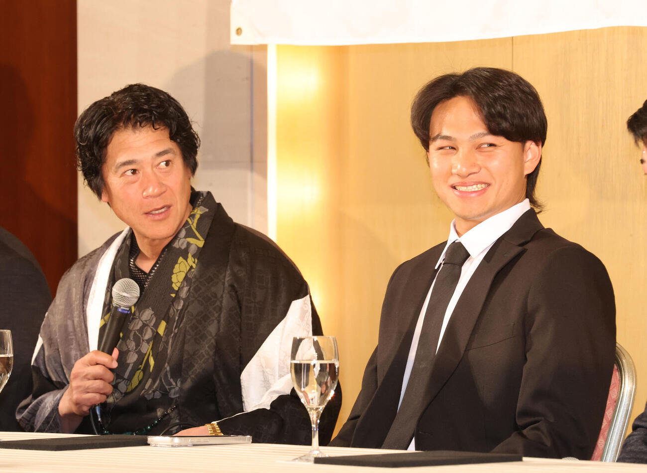 新入団のソフトバンク徐若熙（シュー・ルオシー）の印象について話をする城島CBO（撮影・梅根麻紀）