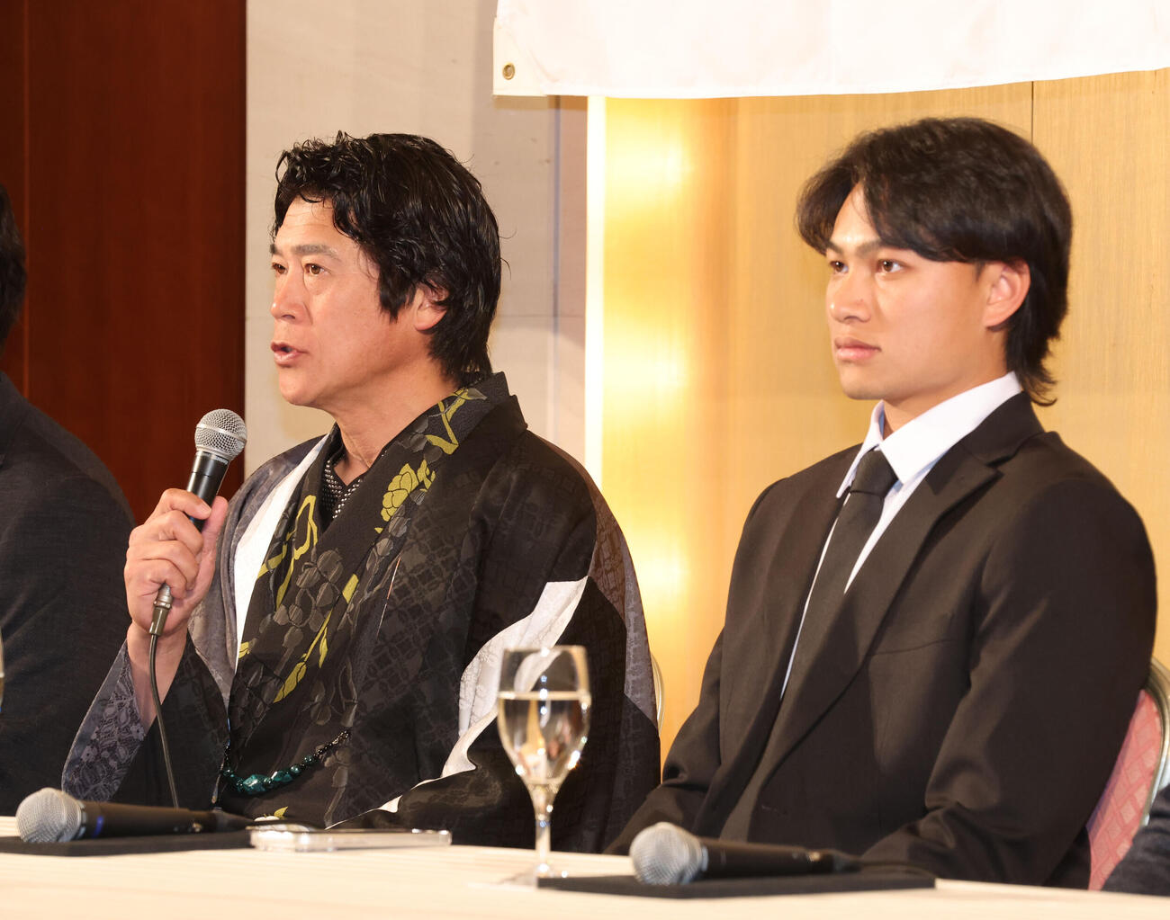 新入団のソフトバンク徐若熙（シュー・ルオシー）の印象について話をする城島CBO（撮影・梅根麻紀）