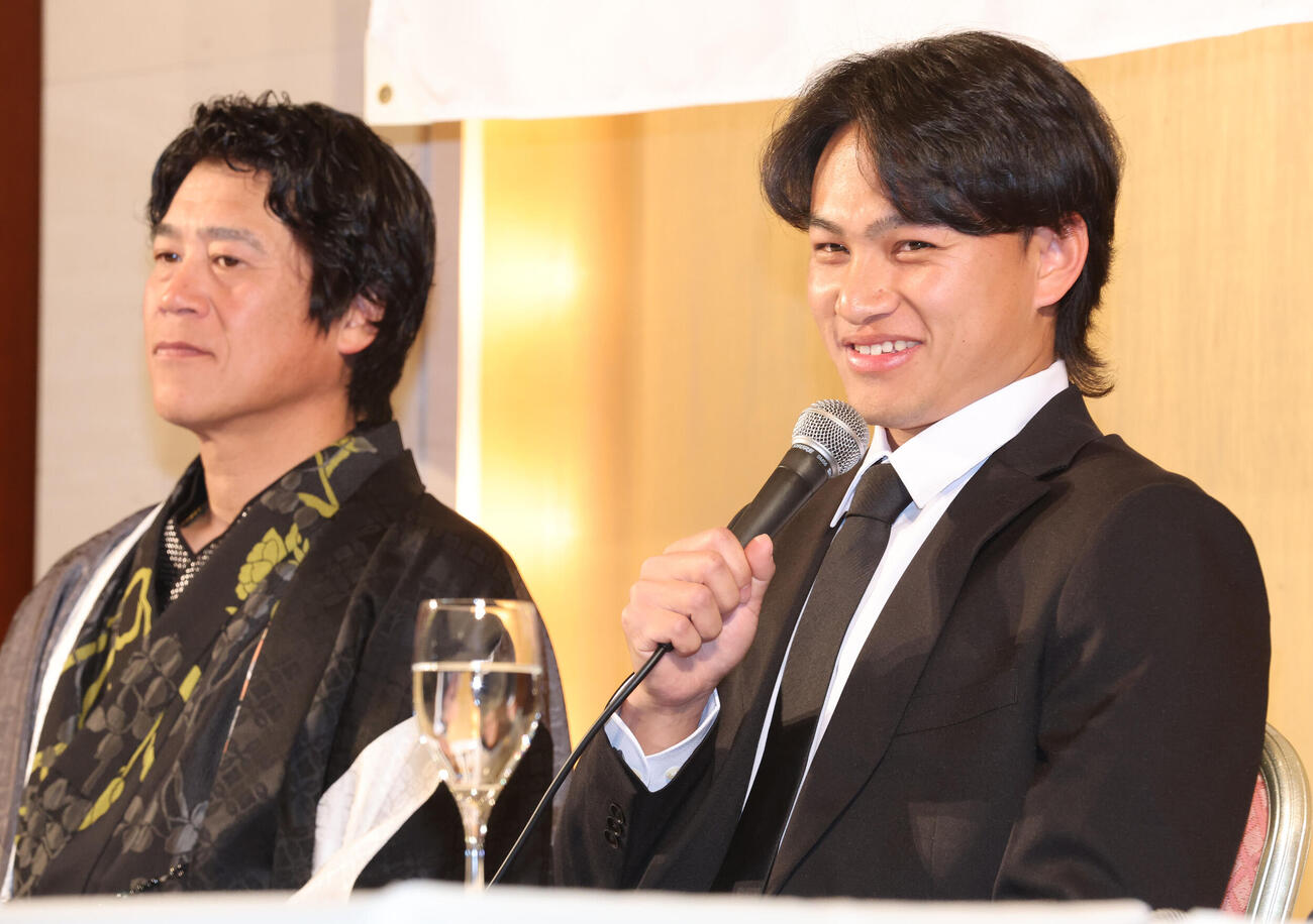 新入団のソフトバンク徐若熙（シュー・ルオシー）は笑顔で話をする、左は城島CBO（撮影・梅根麻紀）