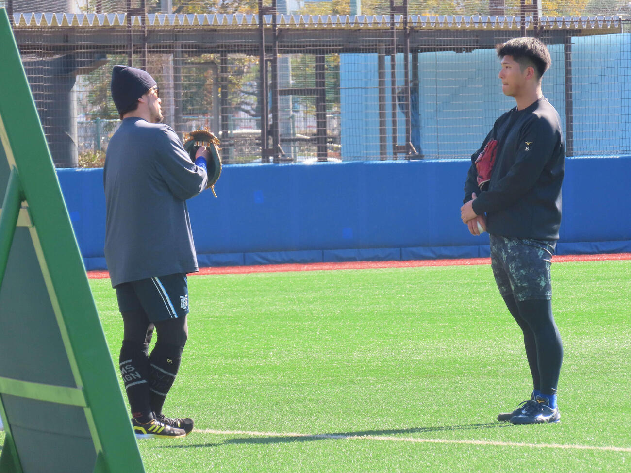 キャッチボール後に会話するDeNA戸柱（左）とドラフト2位の島田（撮影・山本佳央）