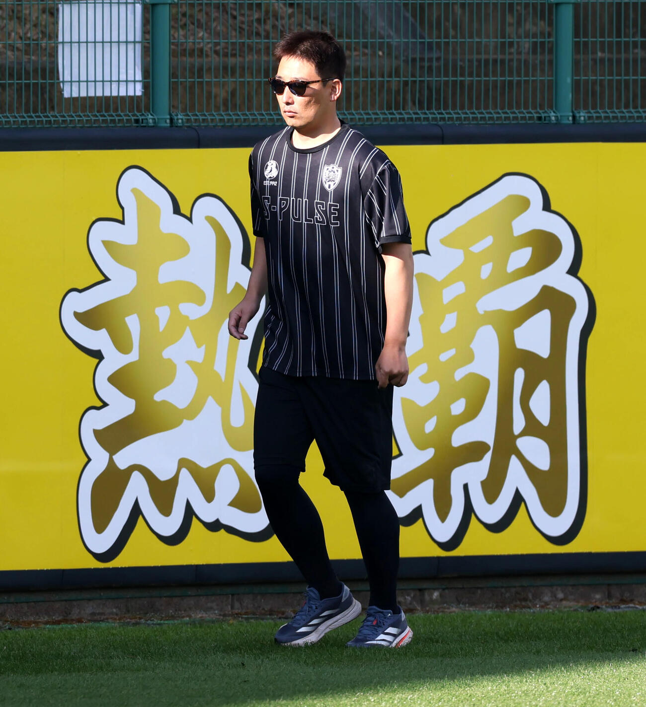 沖縄自主トレ2日目、合流したは岩崎優はJ1清水のユニホームを着て外野をランニングする（撮影・加藤哉）