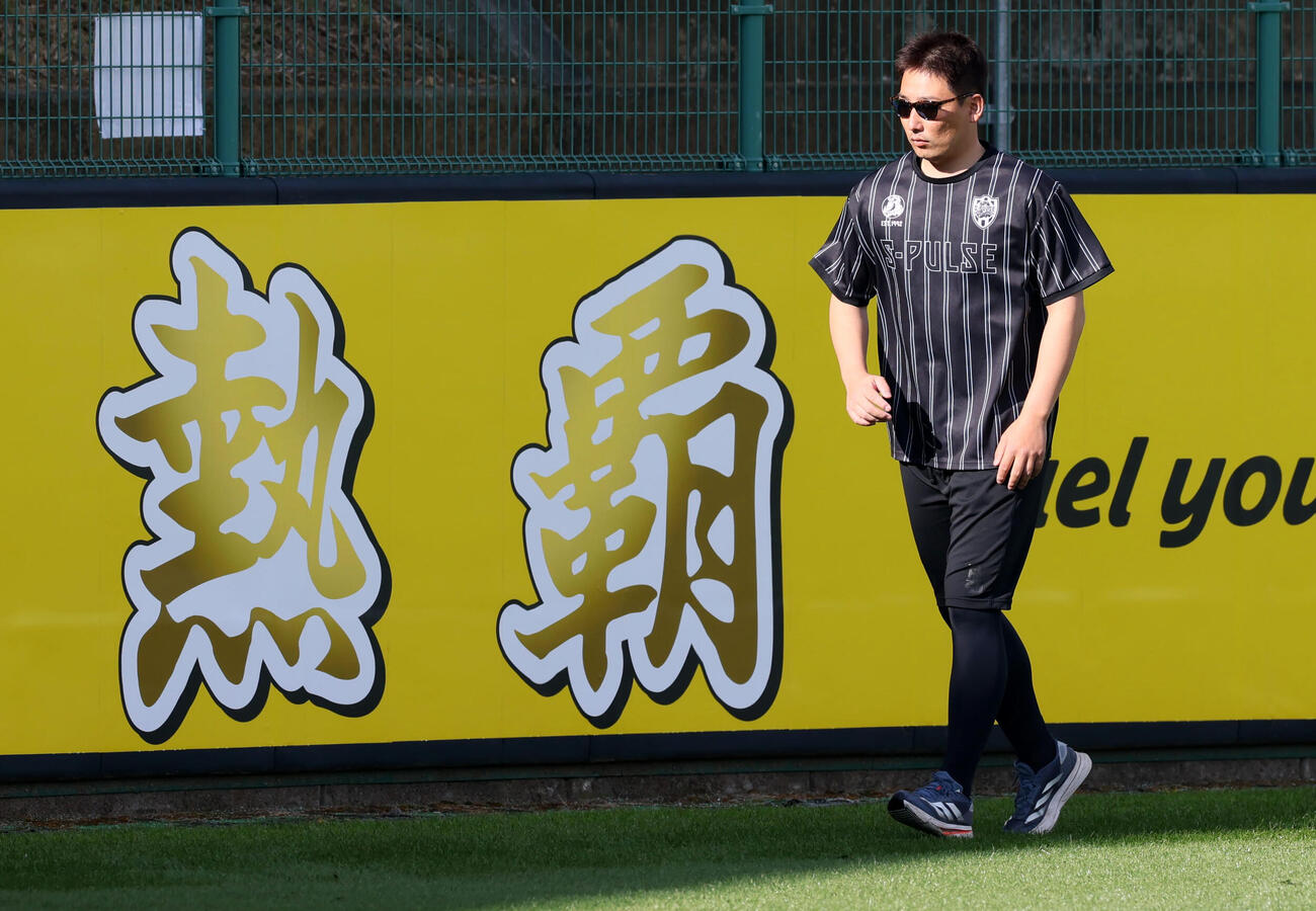 沖縄自主トレ2日目、合流したは岩崎優はJ1清水のユニホームを着て外野をランニングする（撮影・加藤哉）