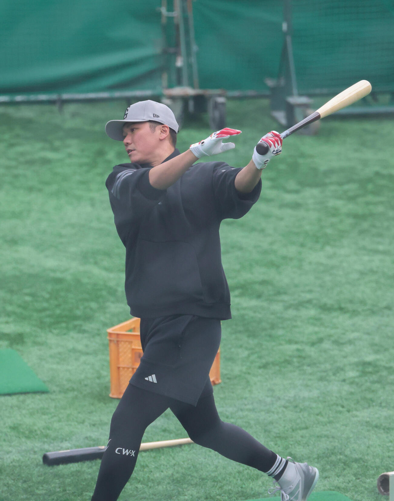 合同自主トレでティー打撃をする巨人坂本勇（撮影・増田悦実）