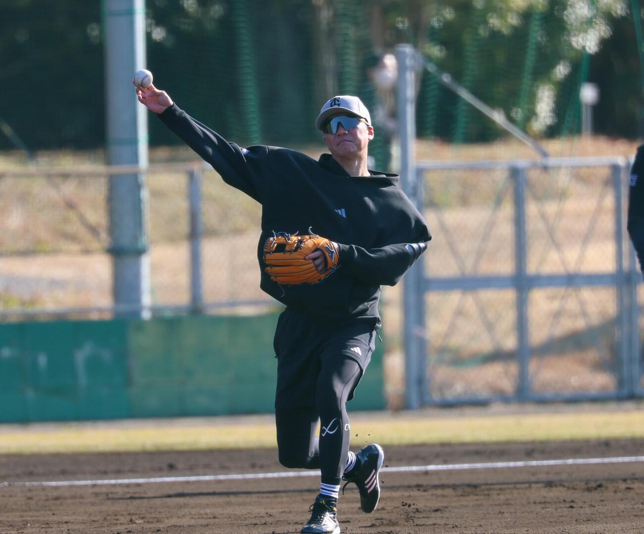 合同自主トレでノックを受ける巨人坂本勇（撮影・増田悦実）