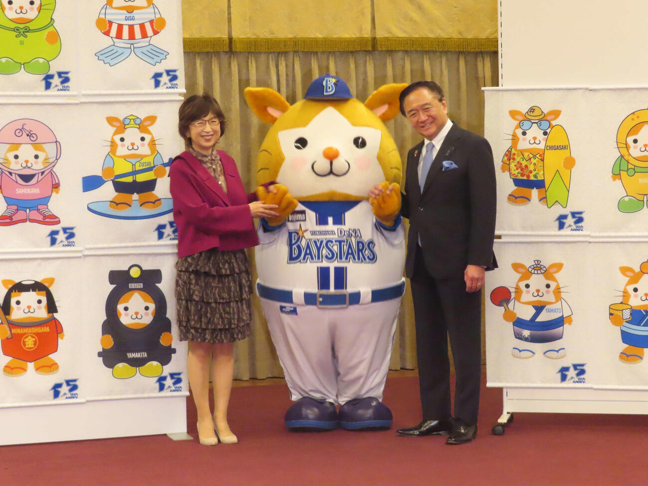 「連携と協力に関する包括協定」の締結式に出席した、左から南場智子株式会社ディー・エヌ・エー代表取締役会長、DB．スターマン、神奈川県の黒岩祐治知事（撮影・山本佳央）