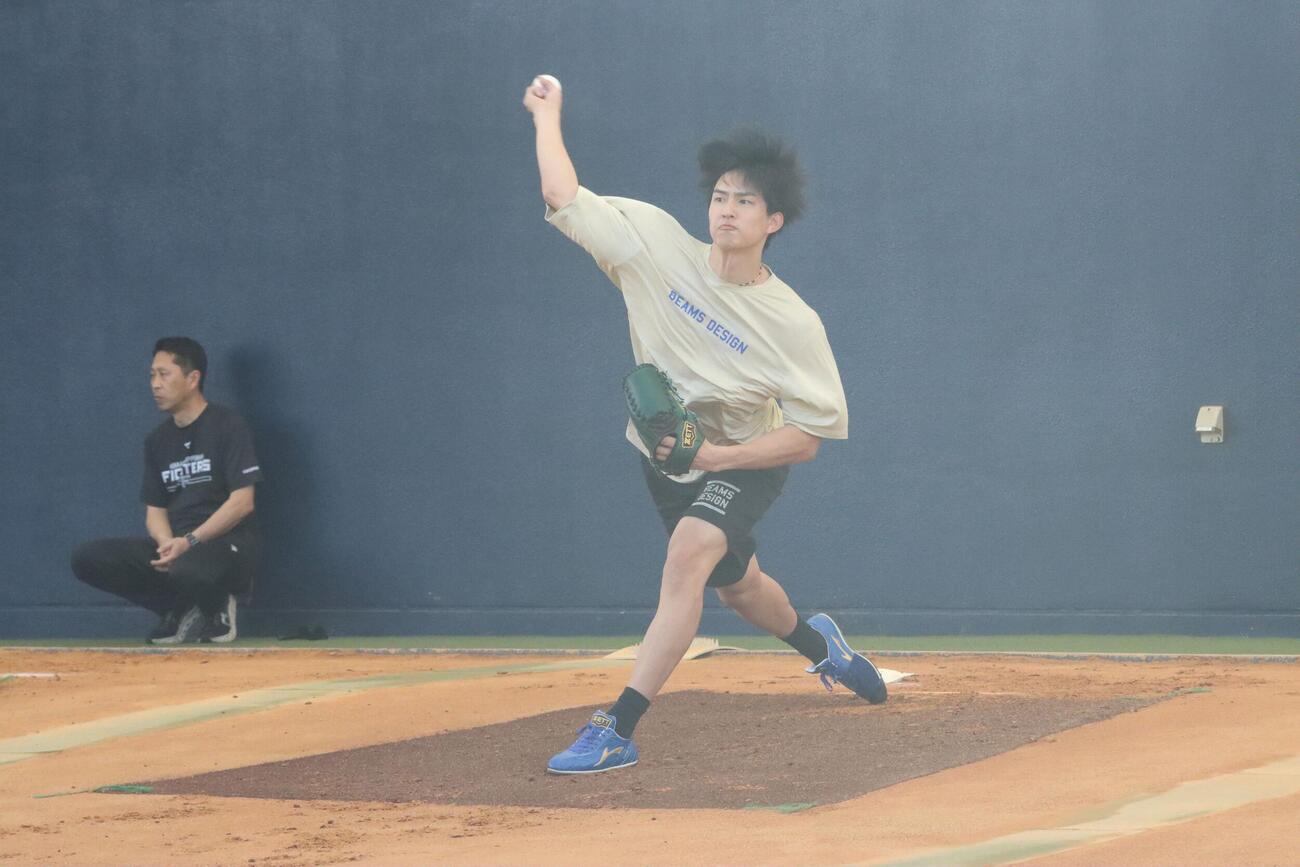 ブルペンで投球練習する日本ハム達（撮影・永野高輔）