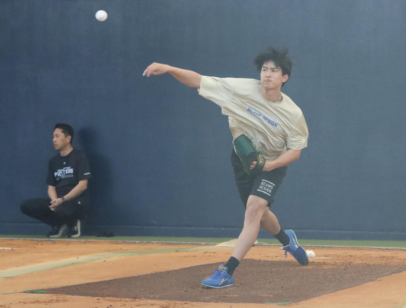 ブルペンで投球練習する日本ハム達（撮影・永野高輔）